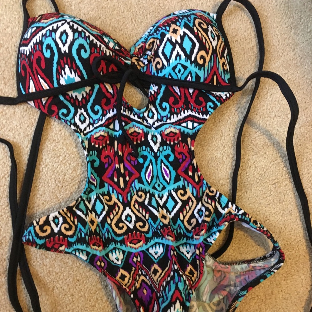 Women’s size 4 one piece swimsuit by Venus